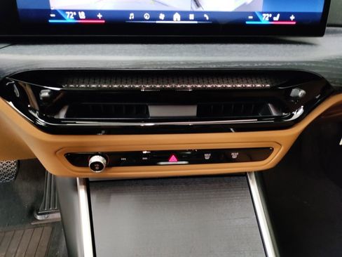 Used 2025 BMW 330i Sedan w/ Premium Package image 22