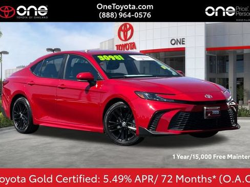 Used 2025 Toyota Camry SE FWD image 1