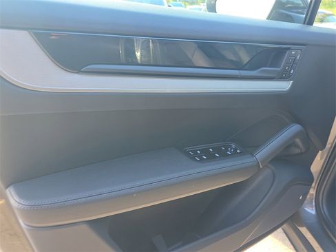 Used 2025 Porsche Cayenne image 24