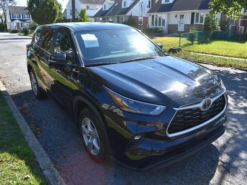Used 2025 Toyota Highlander LE FWD image 4
