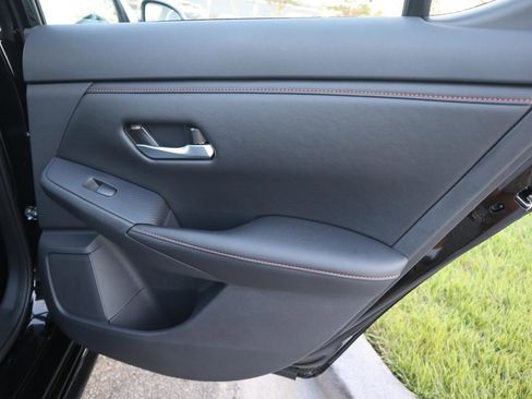 Used 2025 Nissan Sentra SR w/ SR Premium Package image 41