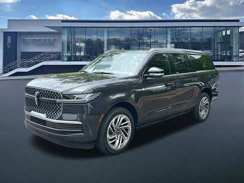 New 2026 Lincoln Navigator L Reserve AWD/4WD image 3