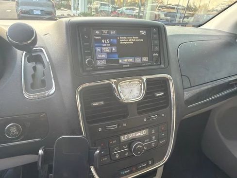 Used 2013 Chrysler Town & Country Touring-L w/ Driver Convenience Group FWD image 24
