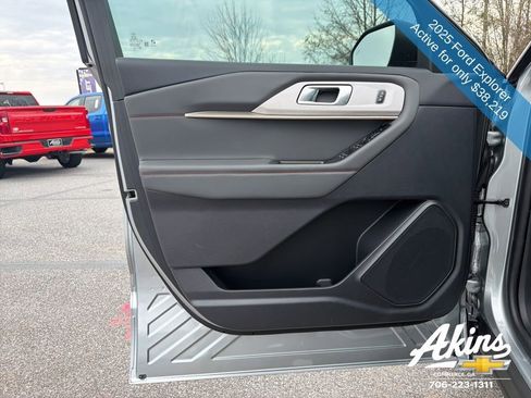 Used 2025 Ford Explorer Active w/ Active Comfort Package image 16