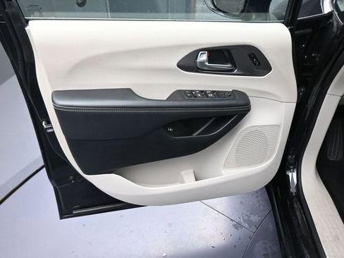 Used 2023 Chrysler Pacifica Touring-L FWD image 18