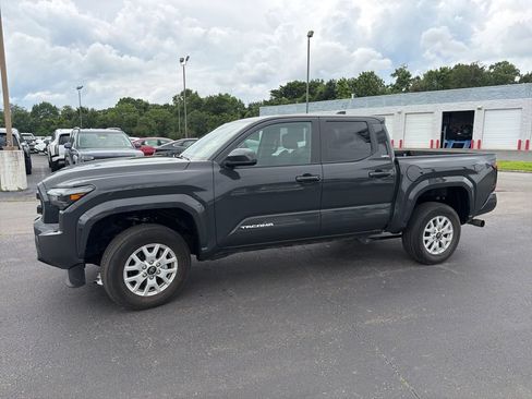 Used 2025 Toyota Tacoma SR5 AWD/4WD image 12