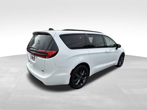 Used 2023 Chrysler Pacifica Touring-L w/ S Appearance Package AWD/4WD image 4