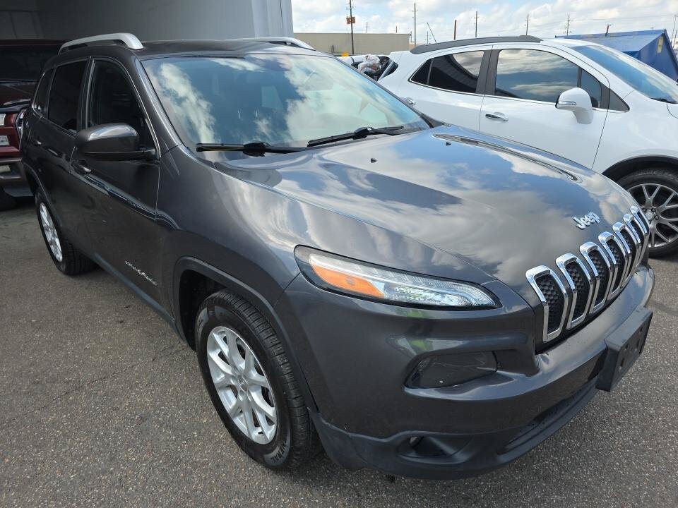Used 2015 Jeep Cherokee Latitude w/ Cold Weather Group AWD/4WD image 3