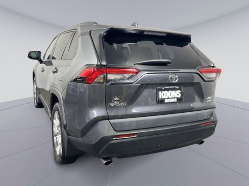 Used 2021 Toyota RAV4 XLE Premium image 4
