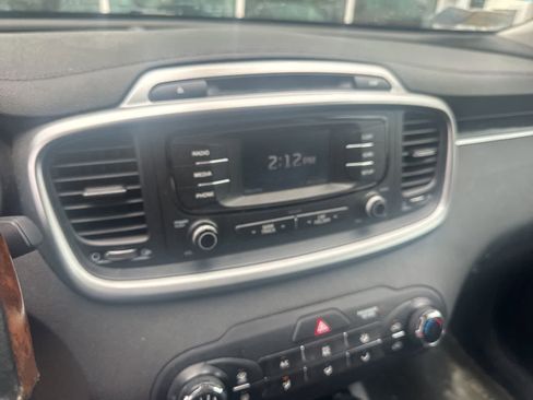 Used 2017 Kia Sorento LX image 2