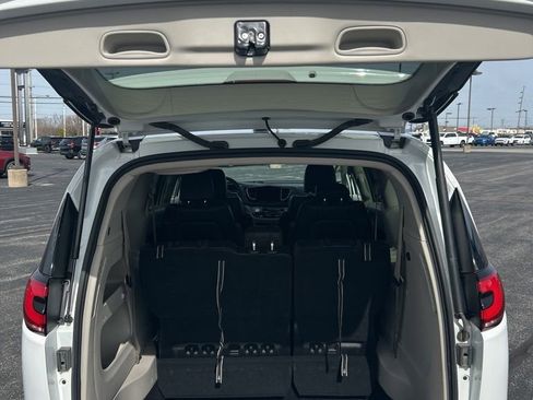 Used 2023 Chrysler Pacifica Touring-L FWD image 13