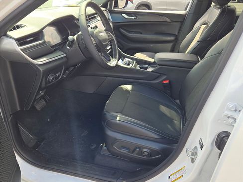 New 2025 Jeep Grand Cherokee Altitude image 26