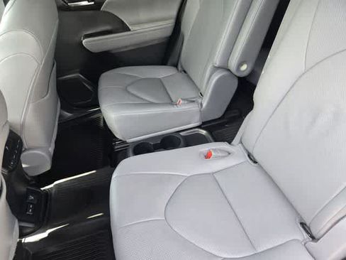 Used 2023 Toyota Highlander Limited AWD/4WD image 13