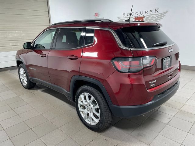 Used 2022 Jeep Compass Latitude w/ Sun and Sound Group AWD/4WD image 4