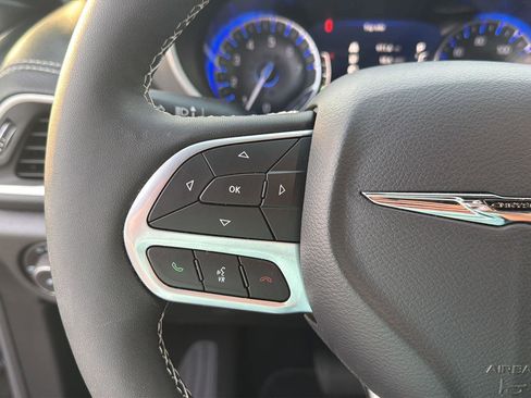 Used 2025 Chrysler Pacifica Select FWD image 19