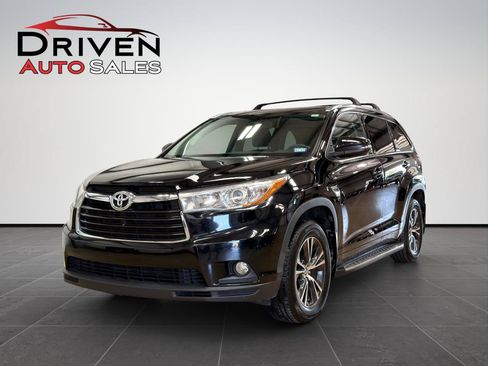 Used 2016 Toyota Highlander XLE FWD image 2