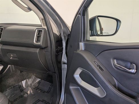 Used 2022 Nissan Frontier SV image 4