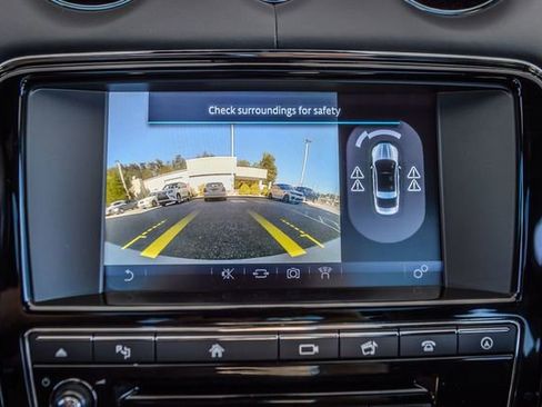 Used 2016 Jaguar XJ image 25