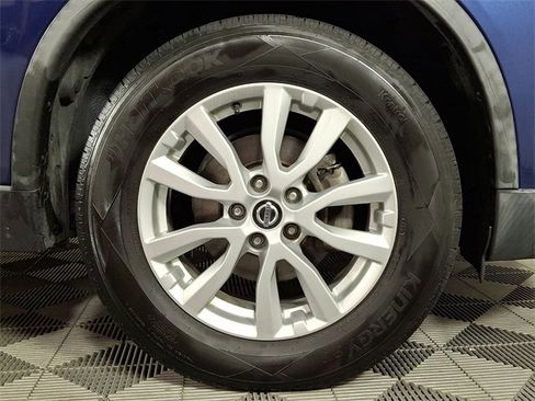 Used 2018 Nissan Rogue SV image 11