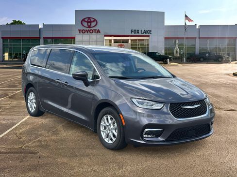 Used 2023 Chrysler Pacifica Touring-L FWD image 3