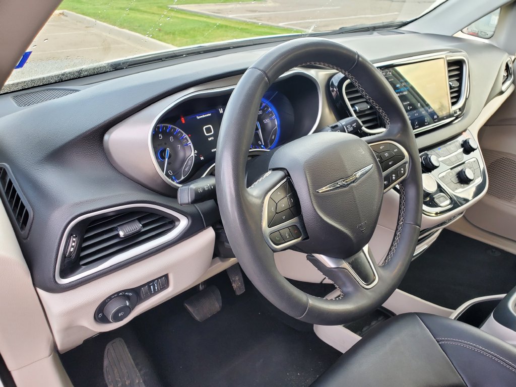 Used 2024 Chrysler Pacifica Touring-L FWD image 23