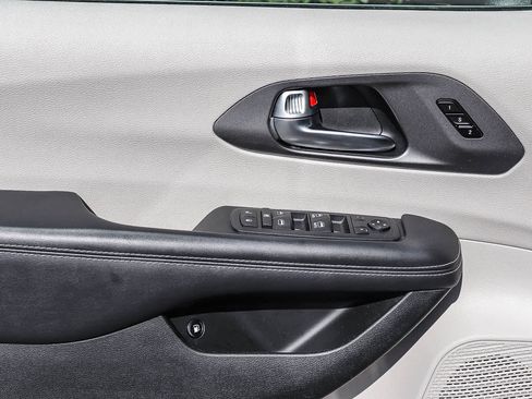 Used 2023 Chrysler Pacifica Touring-L FWD image 21