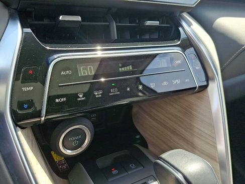 Used 2023 Toyota Venza Limited image 16