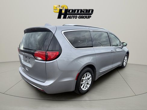 Used 2020 Chrysler Pacifica Touring-L FWD image 5