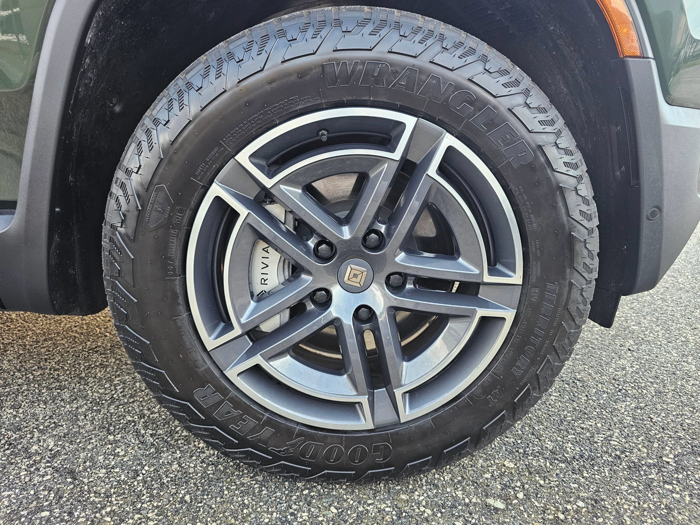 Used 2025 Rivian R1S Adventure Dual AWD/4WD image 34