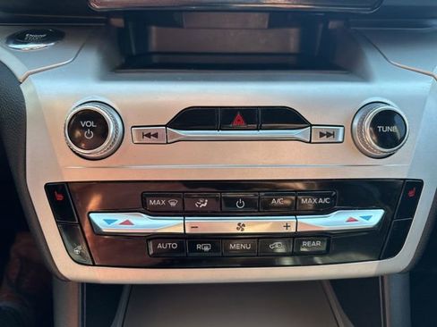 Used 2022 Ford Explorer XLT w/ Equipment Group 202A image 30