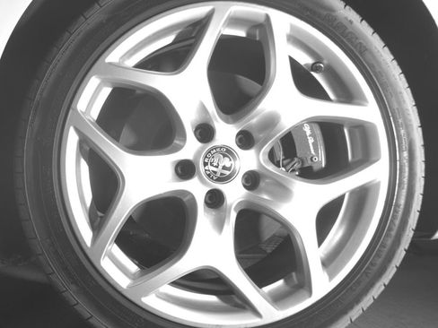 Used 2022 Alfa Romeo Giulia Ti RWD image 12