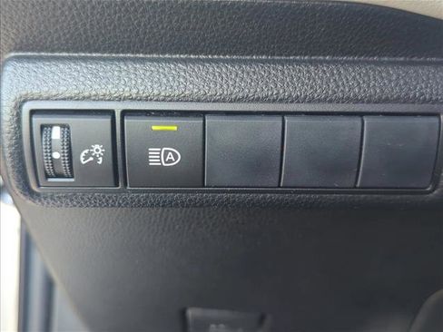 Used 2020 Toyota Corolla LE image 13