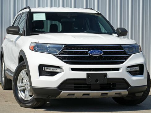 Used 2020 Ford Explorer XLT w/ Equipment Group 202A image 2