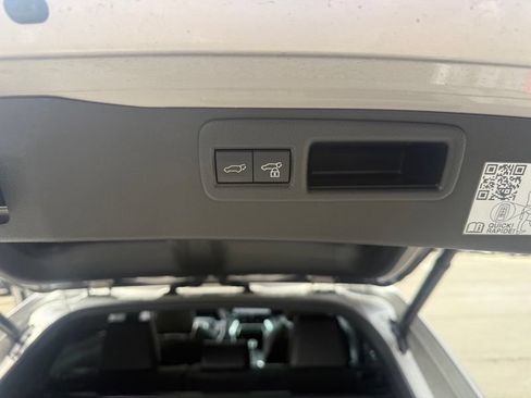 Used 2023 Toyota Venza Limited AWD/4WD image 9