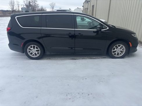 Used 2024 Chrysler Pacifica Touring-L image 2