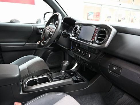 Used 2022 Toyota Tacoma TRD Off-Road image 14