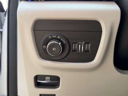 Used 2021 Jeep Grand Cherokee L Overland w/ Luxury Tech Group IV AWD/4WD image 32