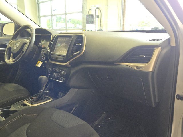 Used 2016 Jeep Cherokee Latitude w/ Cold Weather Group AWD/4WD image 4