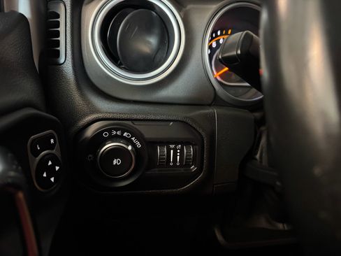 Used 2018 Jeep Wrangler Unlimited Sahara AWD/4WD image 16