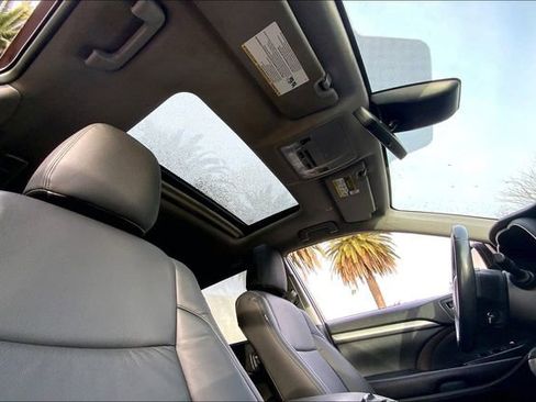 Used 2019 Toyota Highlander XLE image 22