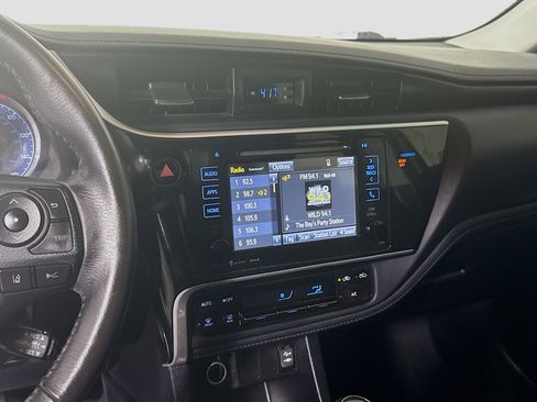 Used 2018 Toyota Corolla SE image 18