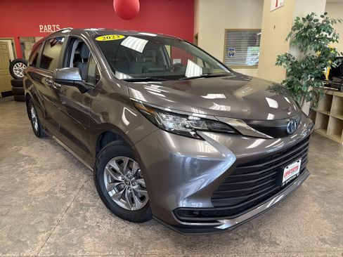 Used 2023 Toyota Sienna LE FWD image 12