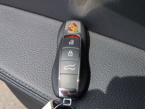 Used 2024 Porsche Macan AWD/4WD image 37
