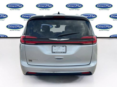 Used 2023 Chrysler Pacifica Touring-L FWD image 6