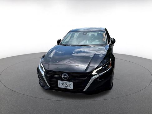 Used 2025 Nissan Altima 2.5 SV FWD image 3