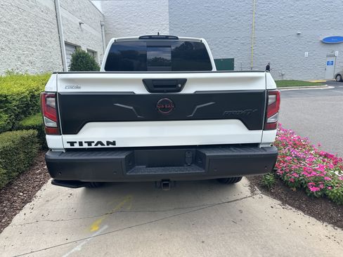 Used 2023 Nissan Titan PRO-4X w/ Pro-4x Convenience Package AWD/4WD image 7
