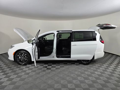 New 2026 Chrysler Pacifica Select FWD image 16