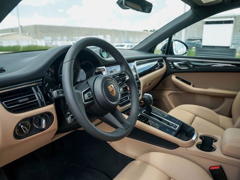 New 2025 Porsche Macan image 4