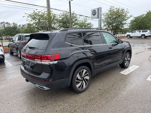Used 2024 Volkswagen Atlas SE w/ Panoramic Sunroof Package image 9