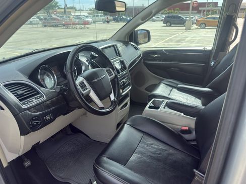 Used 2015 Chrysler Town & Country Touring image 14
